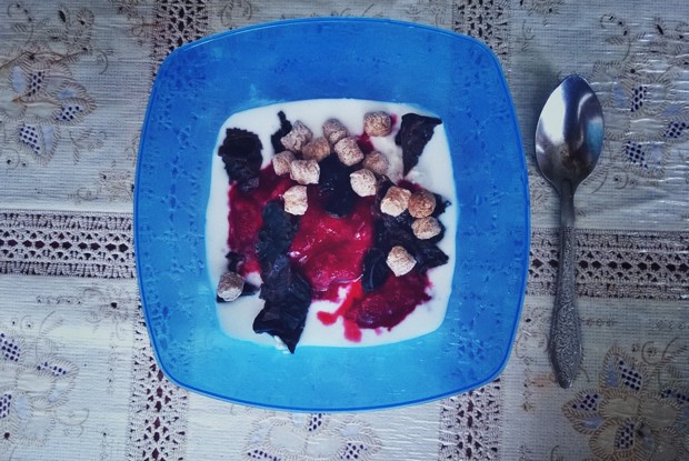 Творожный завтрак с замороженной вишней и чернослива