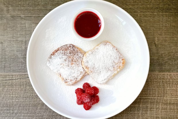 Творожники, запеченные в духовке, с малиновым соусом