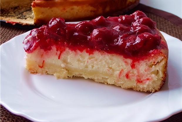 Творожно-банановый пирог с вишней