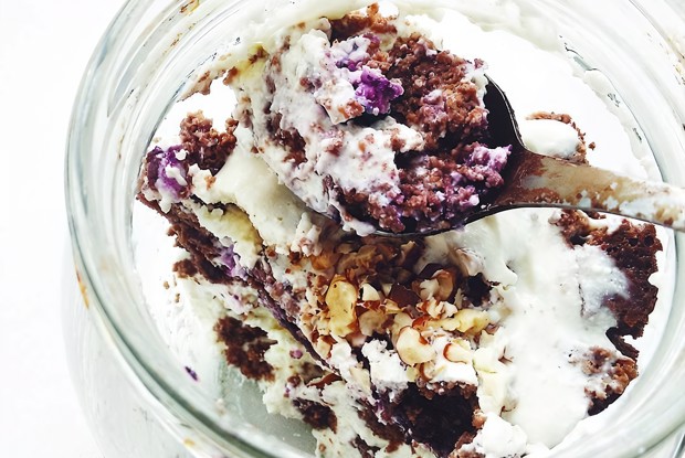 Творожно-бисквитный слоёный десерт с черникой и орехами