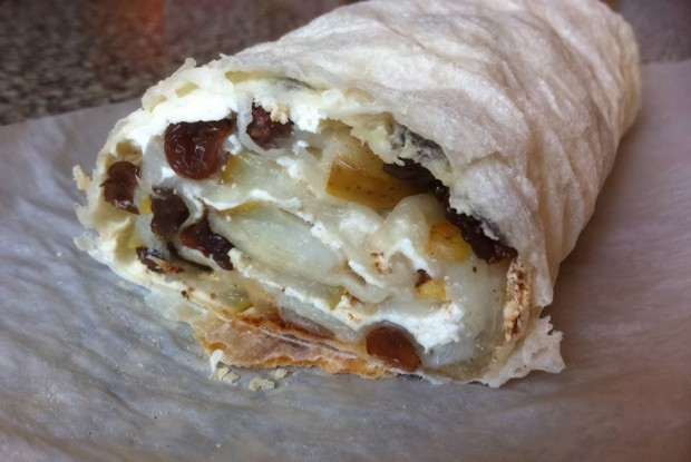 Творожно-грушевый рулет в тонком лаваше с изюмом