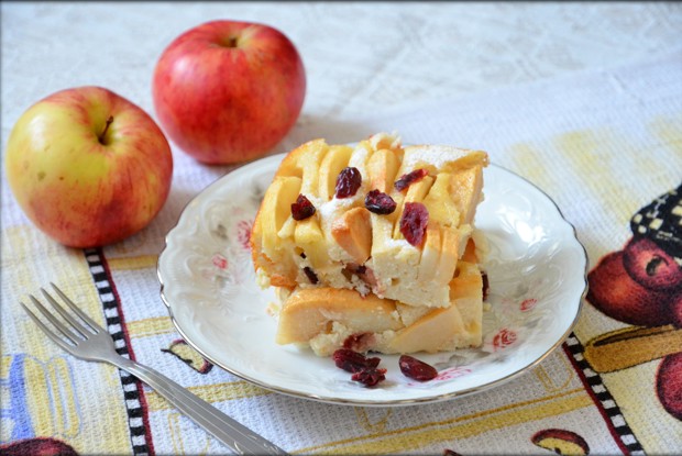 Творожно-яблочная запеканка с клюквой