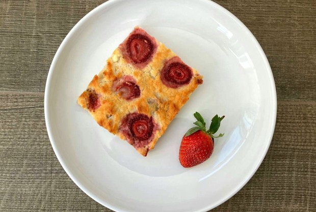 Творожно-овсяный манник с клубникой, бананом и изюмом