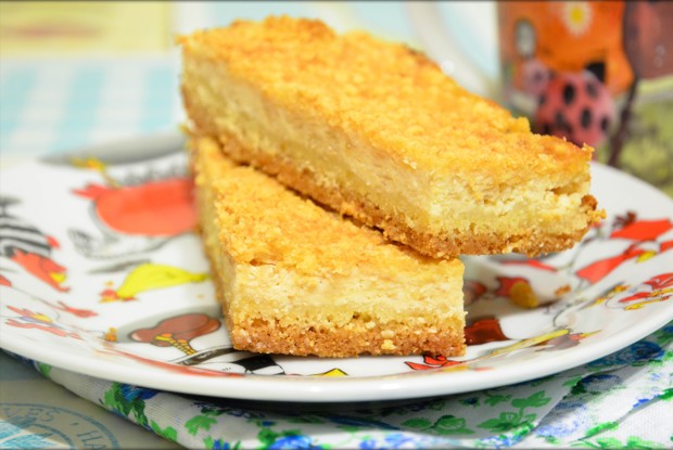 Творожно-яблочные пирожные с крошкой