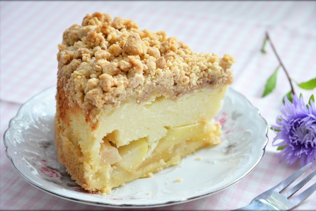 Творожно-яблочный пирог с корицей