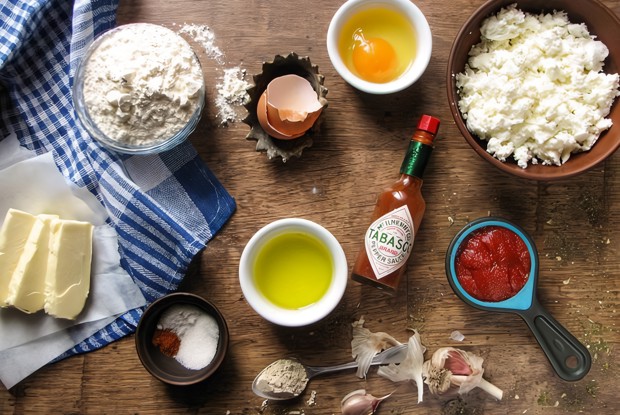 Творожный дип с острыми томатными крекерами