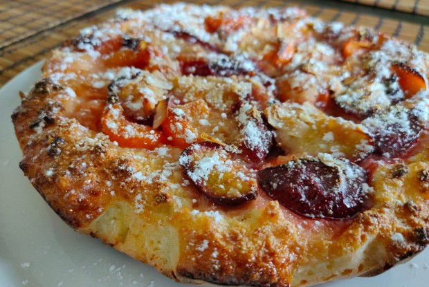 Творожный пирог с абрикосами и сливой