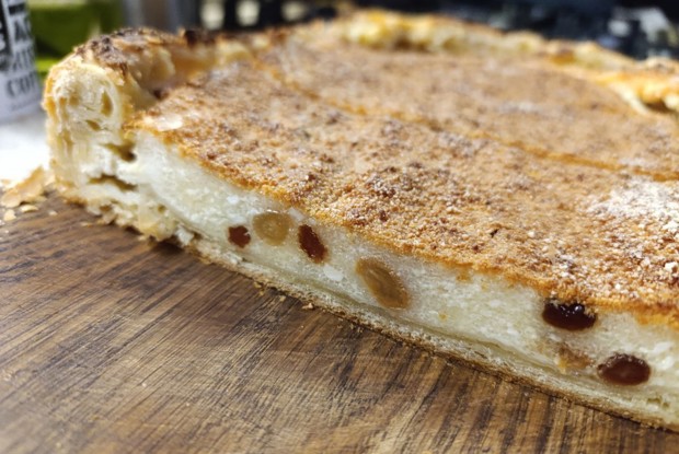 Творожный пирог с изюмом на слоеном тесте