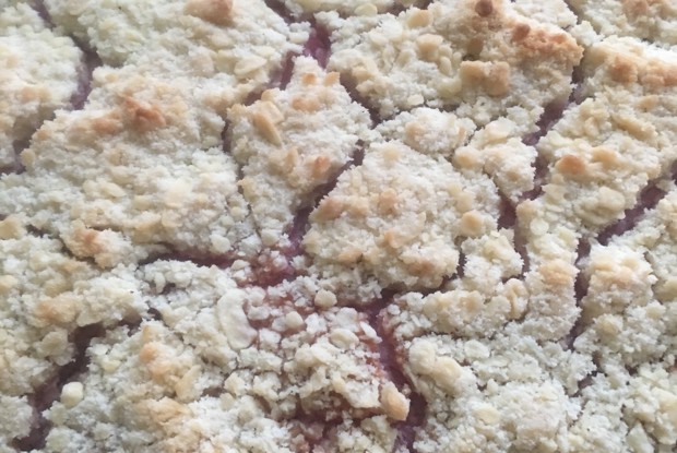 Творожный пирог с малиной и ананасами