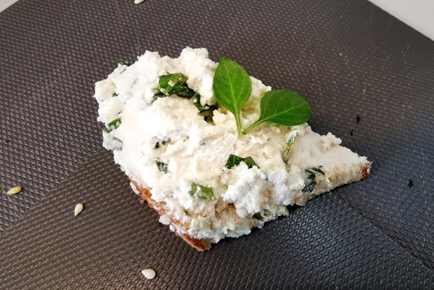 Творожный сыр с зеленым базиликом