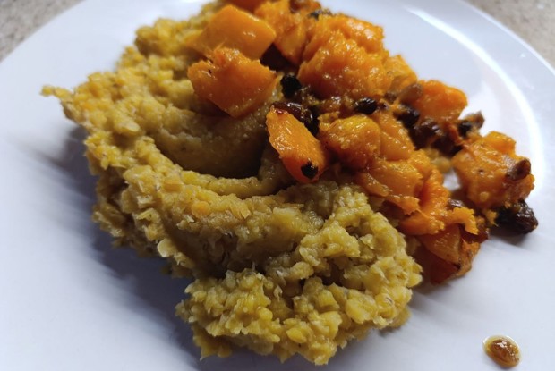 Тыква печеная с чечевицей и изюмом