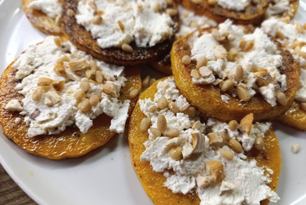 Тыква с сыром и орехами