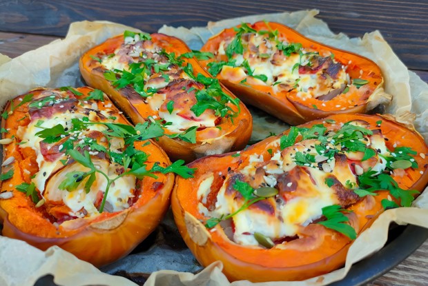Тыква, запеченная половинками, с курицей и овощами