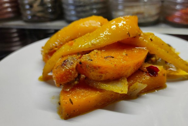 Тыква, запеченная со сладким перцем и луком