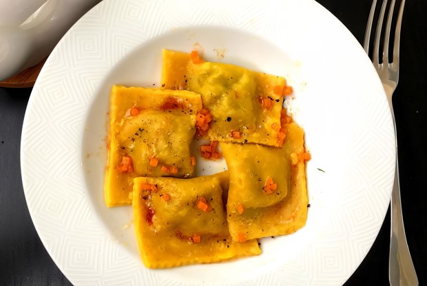 Тыквенные равиоли с начинкой из сыров и шпината