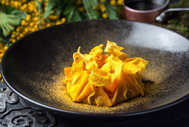 Тыквенные равиоли с жареными грибами и грибным бульоном