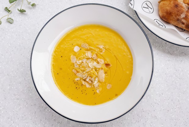 Тыквенный суп с кокосом и миндалем