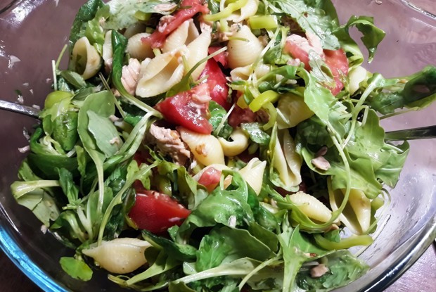 Тёплый салат из макарошек-кончиле, тунца и овощей