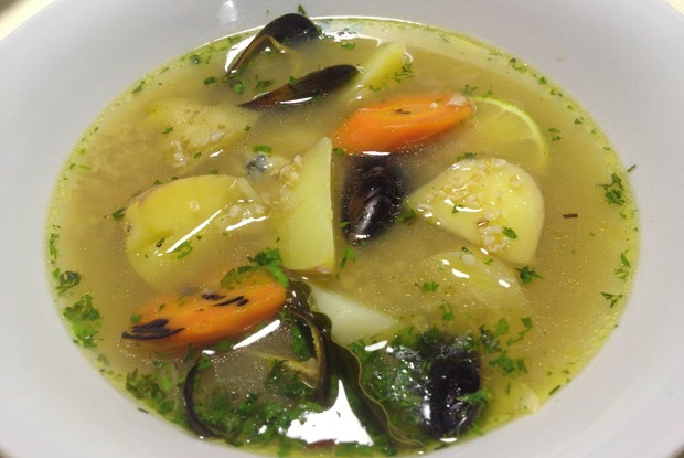 Уха из судака с беломорскими мидиями