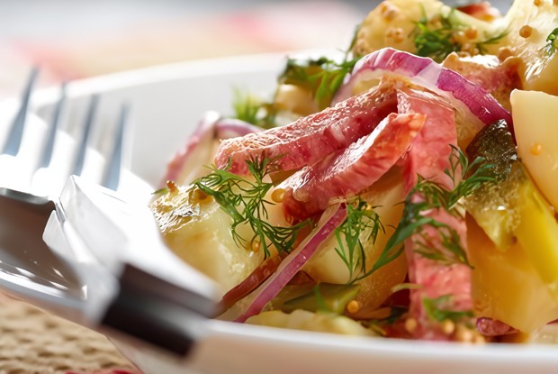 Украинский картофельный салат «Буковина» с копченой колбасой и консервированным перцем