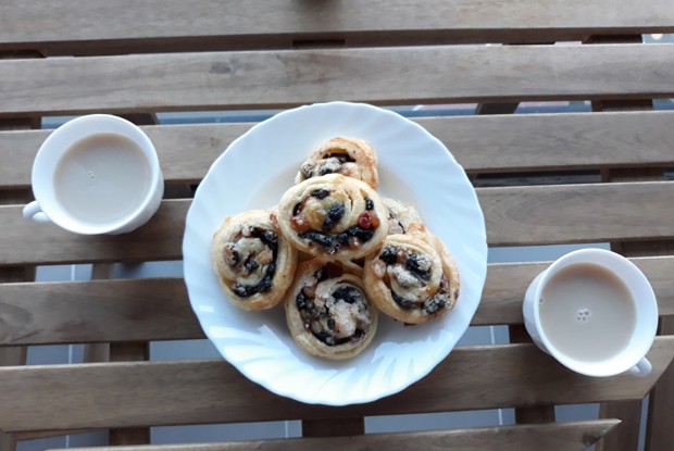 Улитки из слоеного теста с изюмом