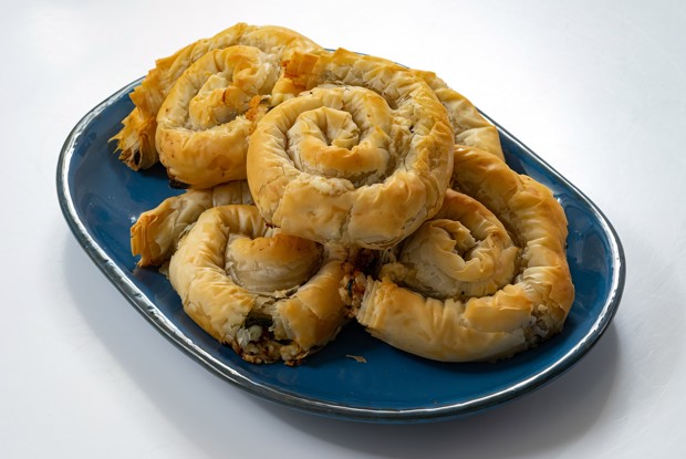 Улитки из теста фило с томатами и оливками