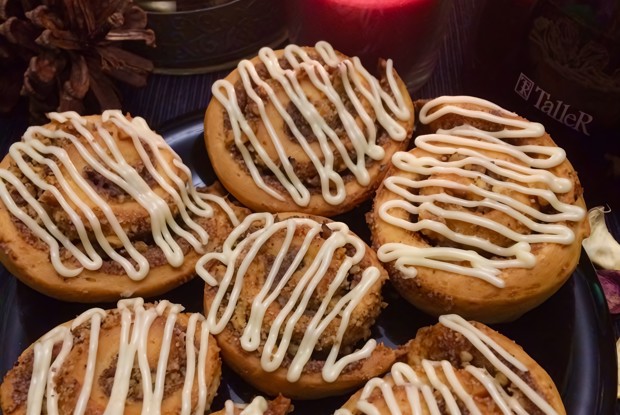 Улитки с грецкими орехами и корицей