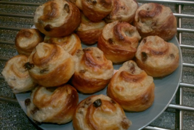 Улитки с изюмом и кремом