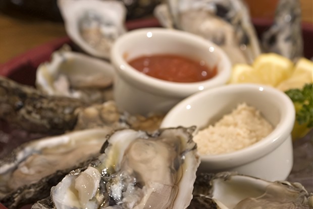 Устрицы в ракушках с соусом из перно