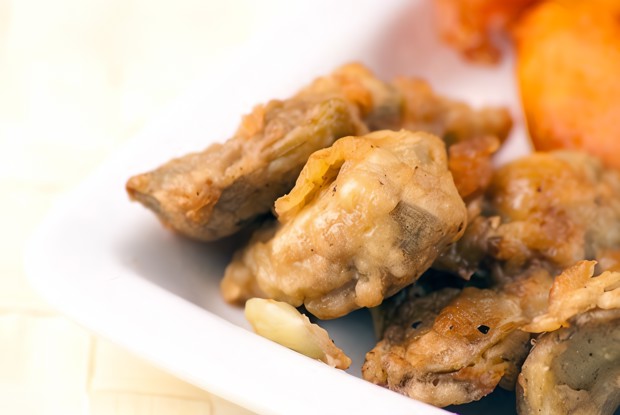 Устрицы в темпуре и арахисовом масле