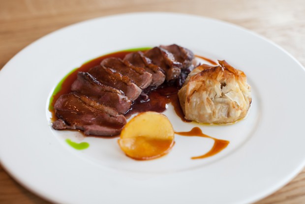 Утиная грудка магре, с экзотическим соусом и капустой в вине