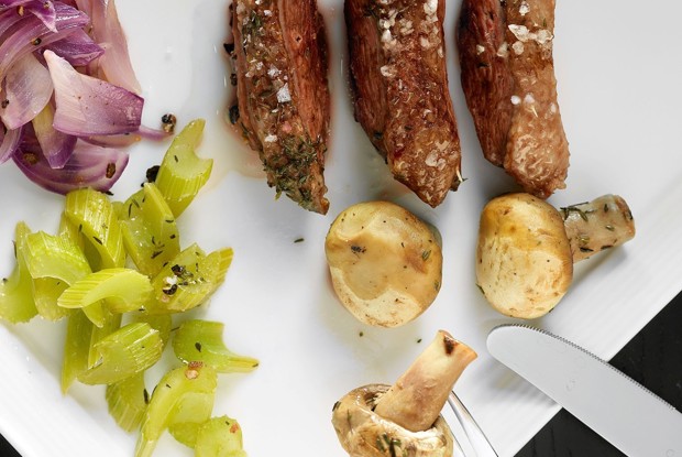 Утиная грудка с томлеными овощами и шампиньонами