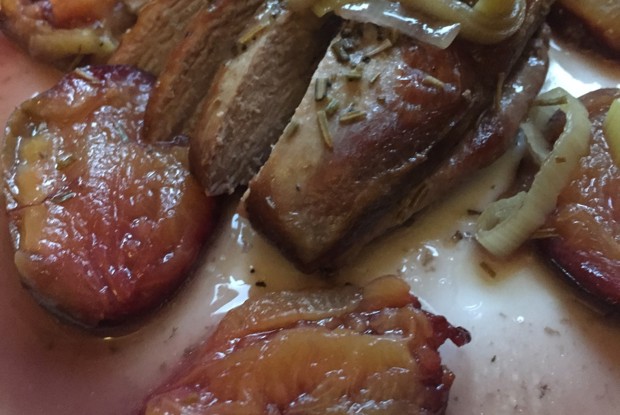 Утиная грудка со сливами и пореем