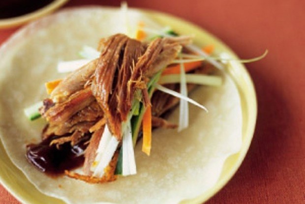 Утиная грудка в блинчике с соусом и овощами «по-пекински»