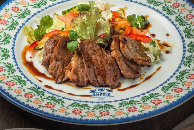 Утиная грудка с листьями салата и овощами