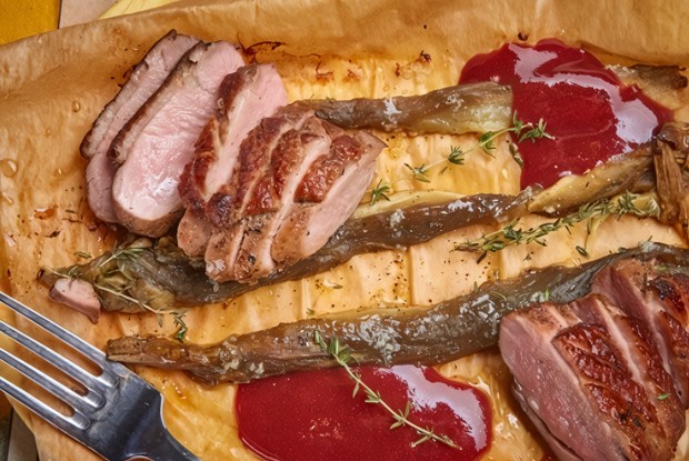 Утиная грудка с малиной