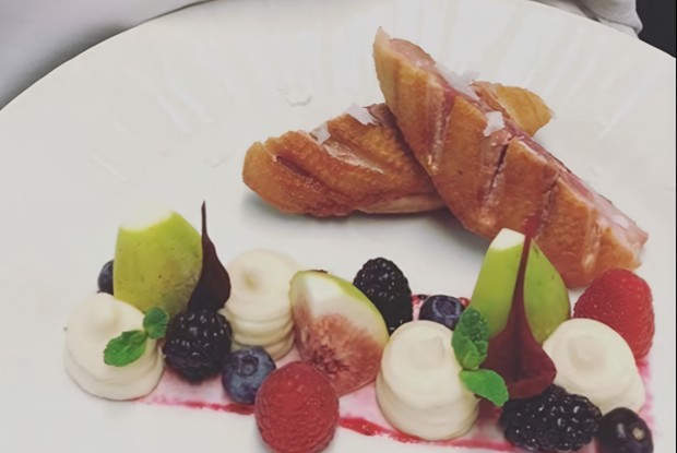 Утиная грудка с пюре из сельдерея и ягодами