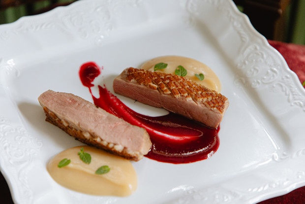 Утиная грудка с яблочным кремом и вишневым кулисом