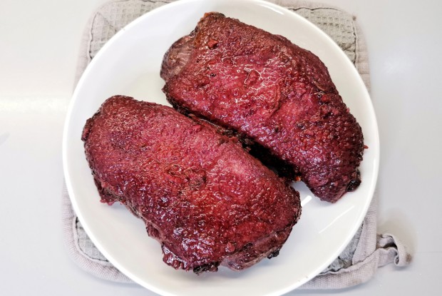 Утиная грудка, запеченная в ягодном соусе