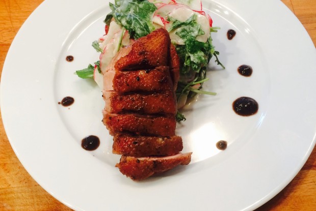 Утиные грудки с наршарабом и весенним салатом из редиса