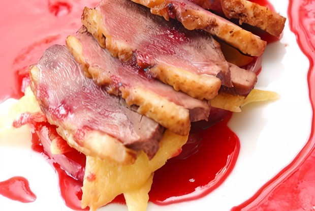 Утиные грудки в перце под черничным соусом