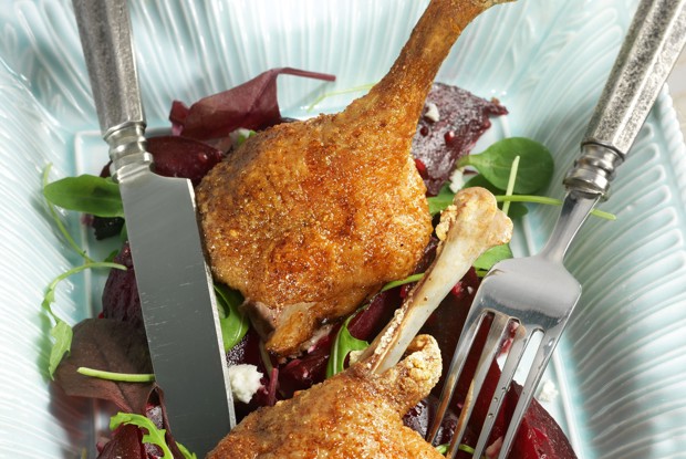 Утиные окорочка с печеной свеклой и козьим сыром