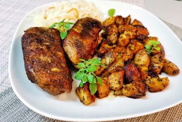 Утиное филе с жареными яблоками