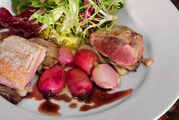 Утиное филе в миндале с жареными вешенками и томленой редиской