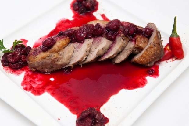 Утиное мегре с ягодным соусом