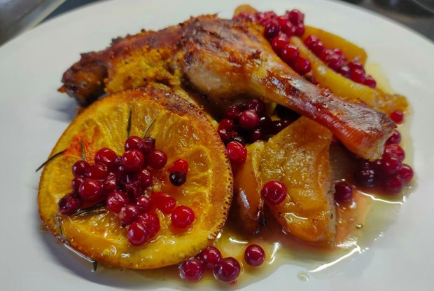 Утиные грудки и бедра, запеченные в соусе с апельсинами и яблоками