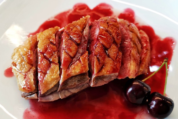 Утка конфи с соусом из черешни