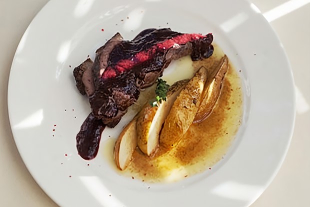 Утка магре с малиновым соусом