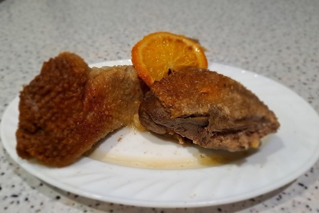 Утка с апельсином в рукаве