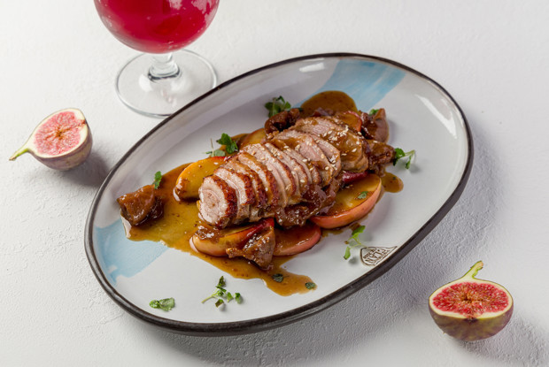 Утка с инжиром и томлеными яблоками